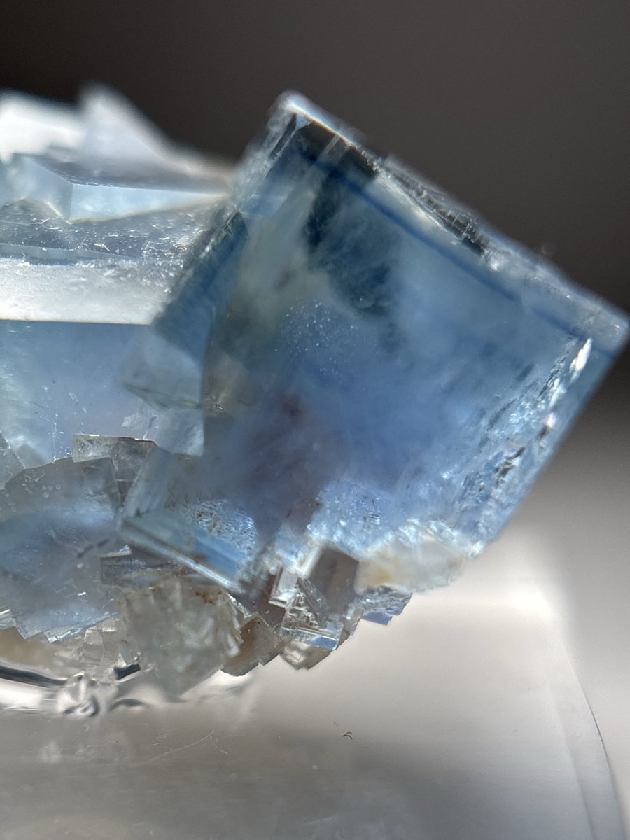 Shtone14's tweet photo. @LiberMinerals リバーさんで去年の静岡ミネラルザワールドでお迎えしたラバール2/2
ラバールの青にしてはダメージがほぼなく
うっすらゾーニングもあってサムネイルクラスターでお気に入りの標本
#LaBarre https://t.co/0JqfvsPY7p