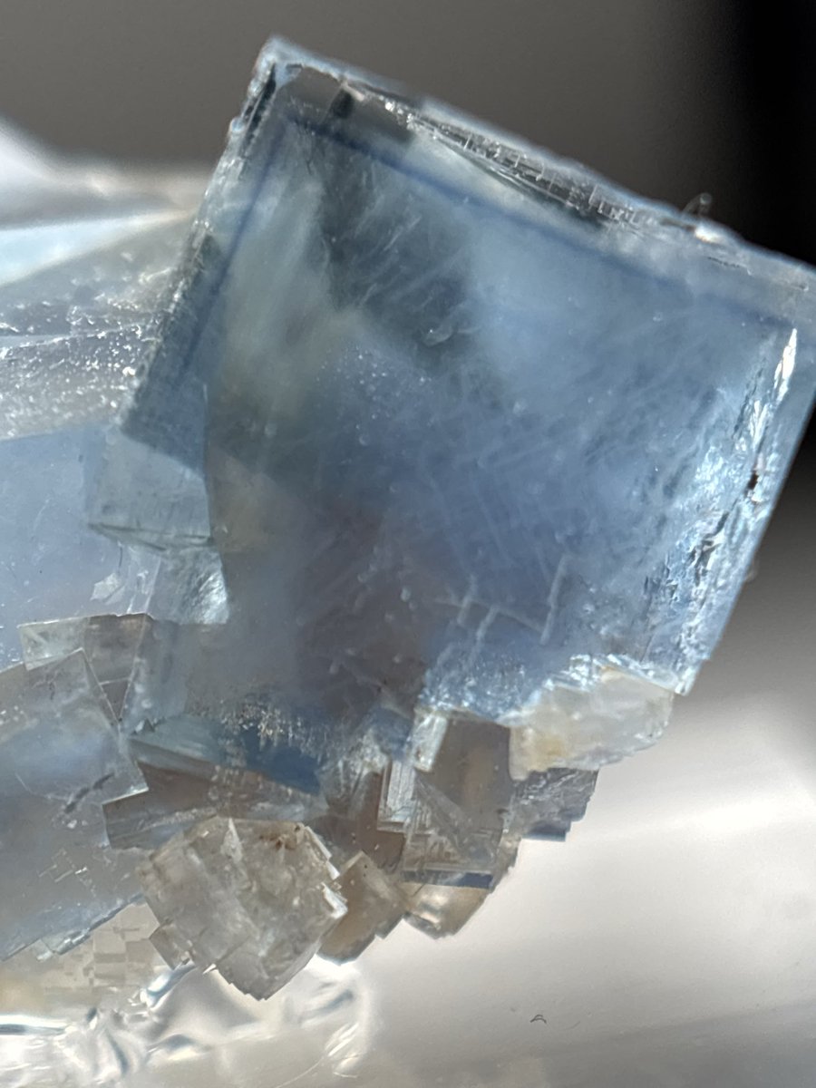 Shtone14's tweet photo. @LiberMinerals リバーさんで去年の静岡ミネラルザワールドでお迎えしたラバール2/2
ラバールの青にしてはダメージがほぼなく
うっすらゾーニングもあってサムネイルクラスターでお気に入りの標本
#LaBarre https://t.co/0JqfvsPY7p