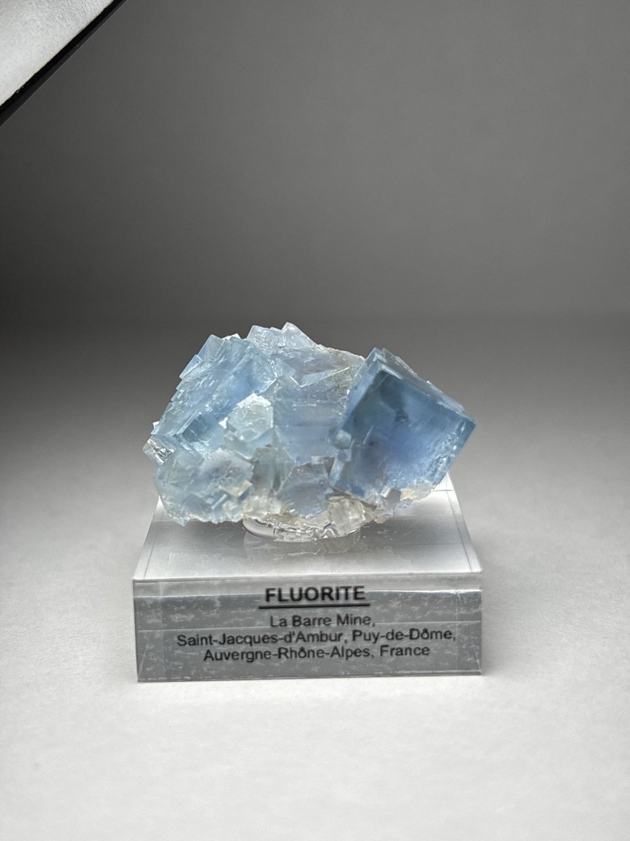 Shtone14's tweet photo. @LiberMinerals リバーさんで去年の静岡ミネラルザワールドでお迎えしたラバール2/2
ラバールの青にしてはダメージがほぼなく
うっすらゾーニングもあってサムネイルクラスターでお気に入りの標本
#LaBarre https://t.co/0JqfvsPY7p