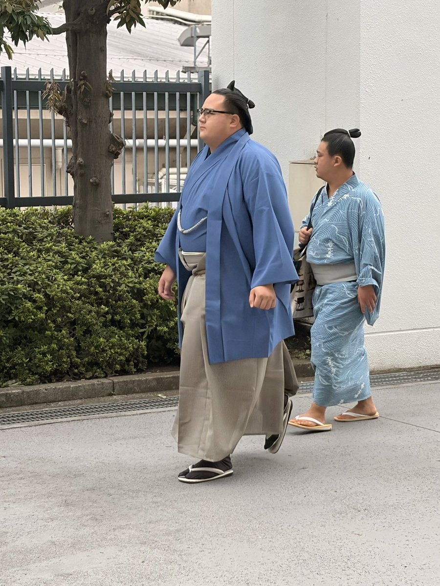 kurome3_'s tweet photo. 夢道鵬の浴衣かっこいいよな〜
コシノヒロコさんデザインなのかな？

明生はいつも入りが早いし、炎鵬は人気が桁違い！

丹治は今日から関取 https://t.co/4iOA66yqji