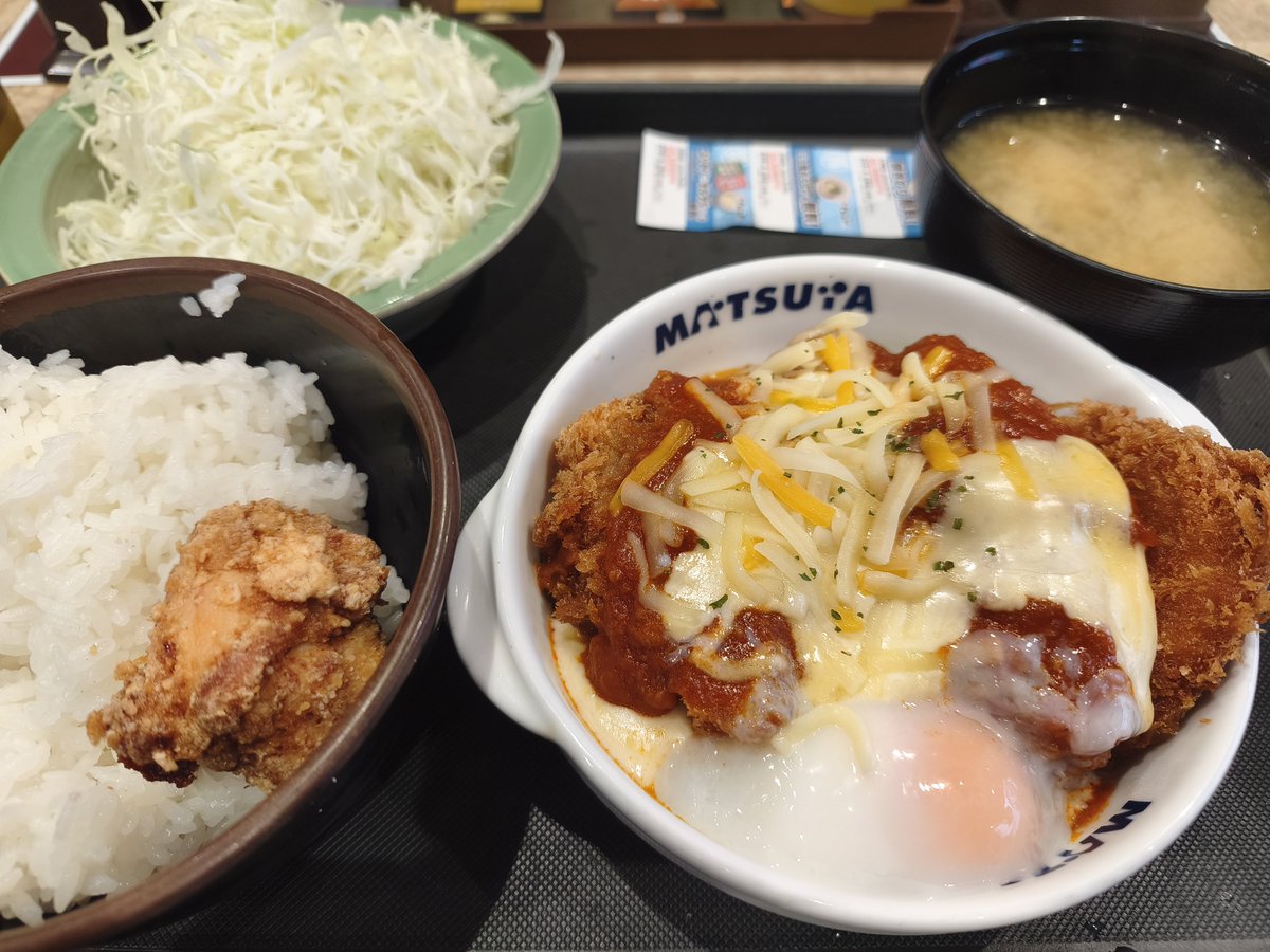 port_grat's tweet photo. 松屋の株主優待でチーズうまトマ超厚切りリブロースかつ定食1390円を食す！
今回から店員さんへの直接注文から券売機注文に改善されて楽になった。
優待券は金額じゃなくて食事券だから、いつも高額商品を選んでしまう貧乏性。
しかしチーズうまトマは不要だったな、とんかつの衣と合わない🤣 https://t.co/WtRtfaeSY0