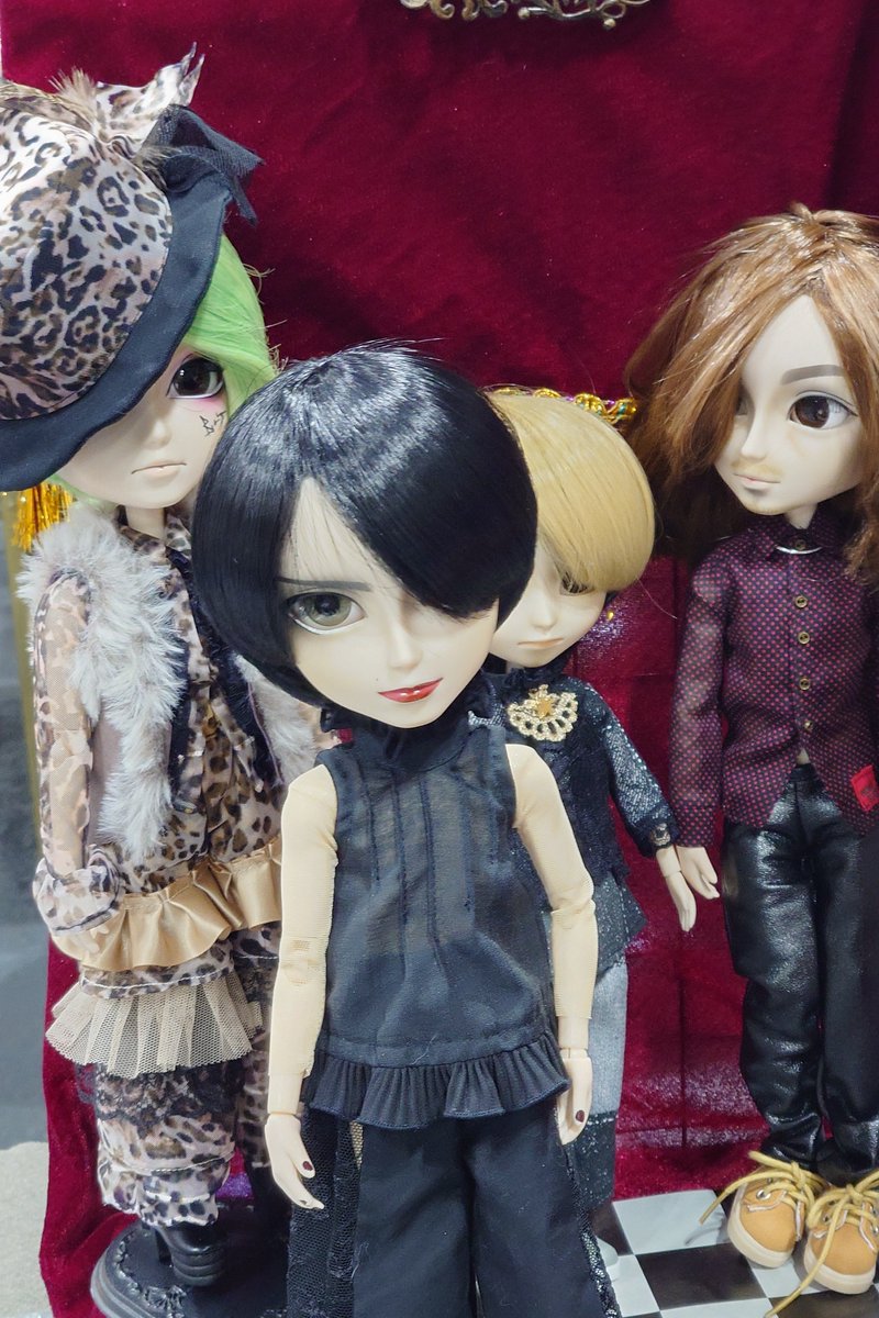 hyde16cat's tweet photo. もう予算オーバーの予感w

pneuma様(@pocke38 )のブースにて

今テヤンに会えてウキウキなわが家のドール達😆

#アイドール大阪 https://t.co/i6ZxhdV2Lg