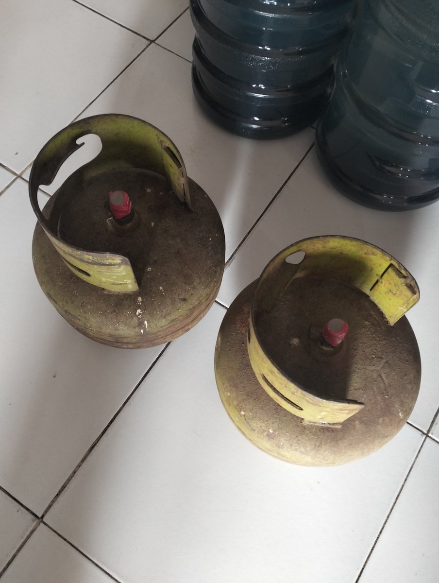 yuliaaa_widyaaa's tweet photo. Hehehe dapat ganti gas yang baru tanpa bayar uang lagi. Mantappp.

Karna ga mau ambil resiko pasang gasnya lagi karna kejadian gas bocor tadi malam dan sudah diskusi sama abang gue juga. Jadinya mau ganti gas baru aja (re : beli baru). https://t.co/u757n9awXl