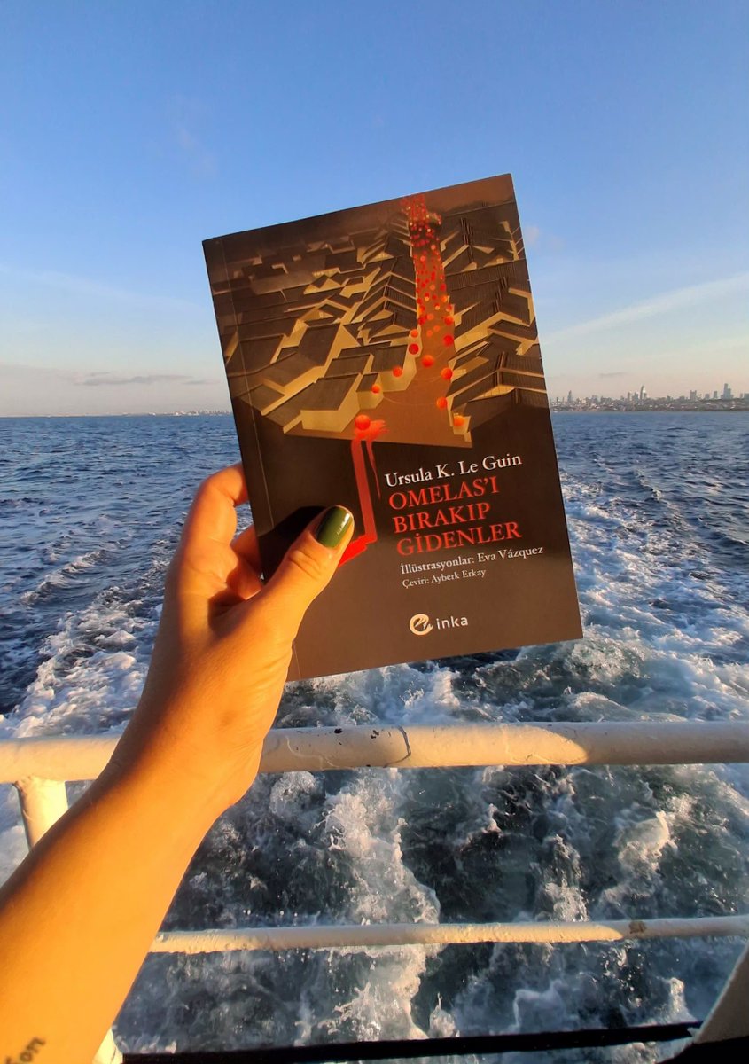 _cerenavsar_'s tweet photo. "Mutlulardı ama basit insanlar da değillerdi, anlatabiliyor muyum? Bizse sevinç sözcüklerini pek kullanmıyoruz artık, malum. Bütün tebessümler eski çağlarda kaldı."
#UrsulaKLeGuin
#OmelasıBırakıpGidenler https://t.co/sMl7dHSNKP