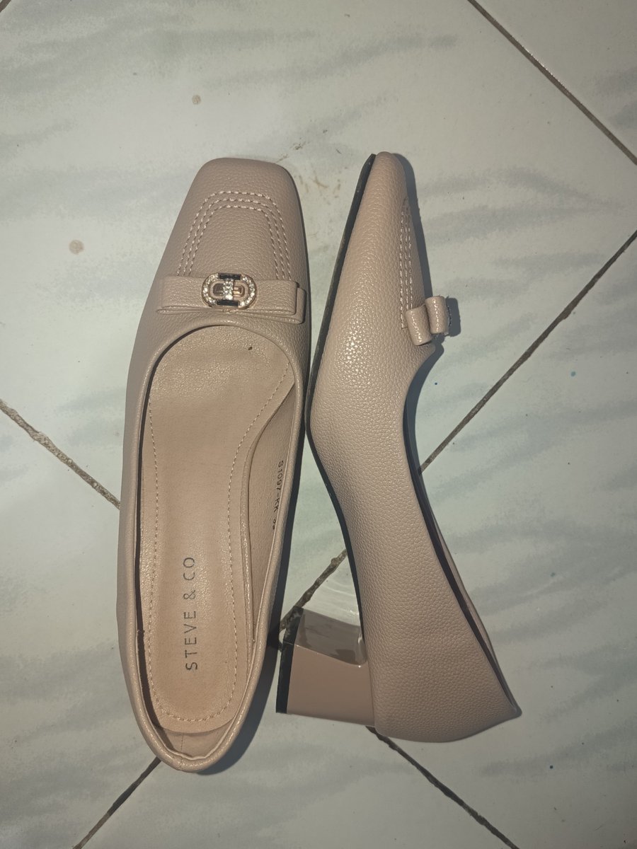 kurometime's tweet photo. @unicefess baru sekali pakai, size 39, 130k nego bolehh https://t.co/dudtUZ3b4Q