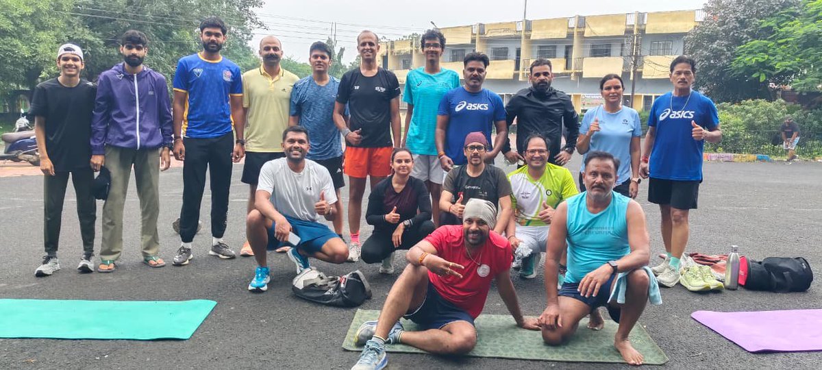 hrsanjaynegi's tweet photo. Surviving the Sunday Long Run is always easier when you have an army running alongside you (and yoga mats waiting at the end). 🧘♂️🏃♂️
#ManishPacers #SundayLongRun #RunningCommunity #MorningMiles #MarathonTraining #FitnessFamily #RunnerLife #RunIndore https://t.co/Ft9IPZPZql