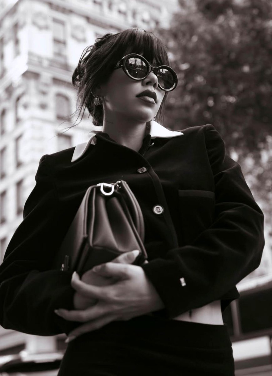 KeniaChart_'s tweet photo. Kenia Os destacó en el desfile de Tommy Hilfiger durante la Semana de la Moda de Nueva York, luciendo un elegante atuendo. https://t.co/bnlnGJyW1e