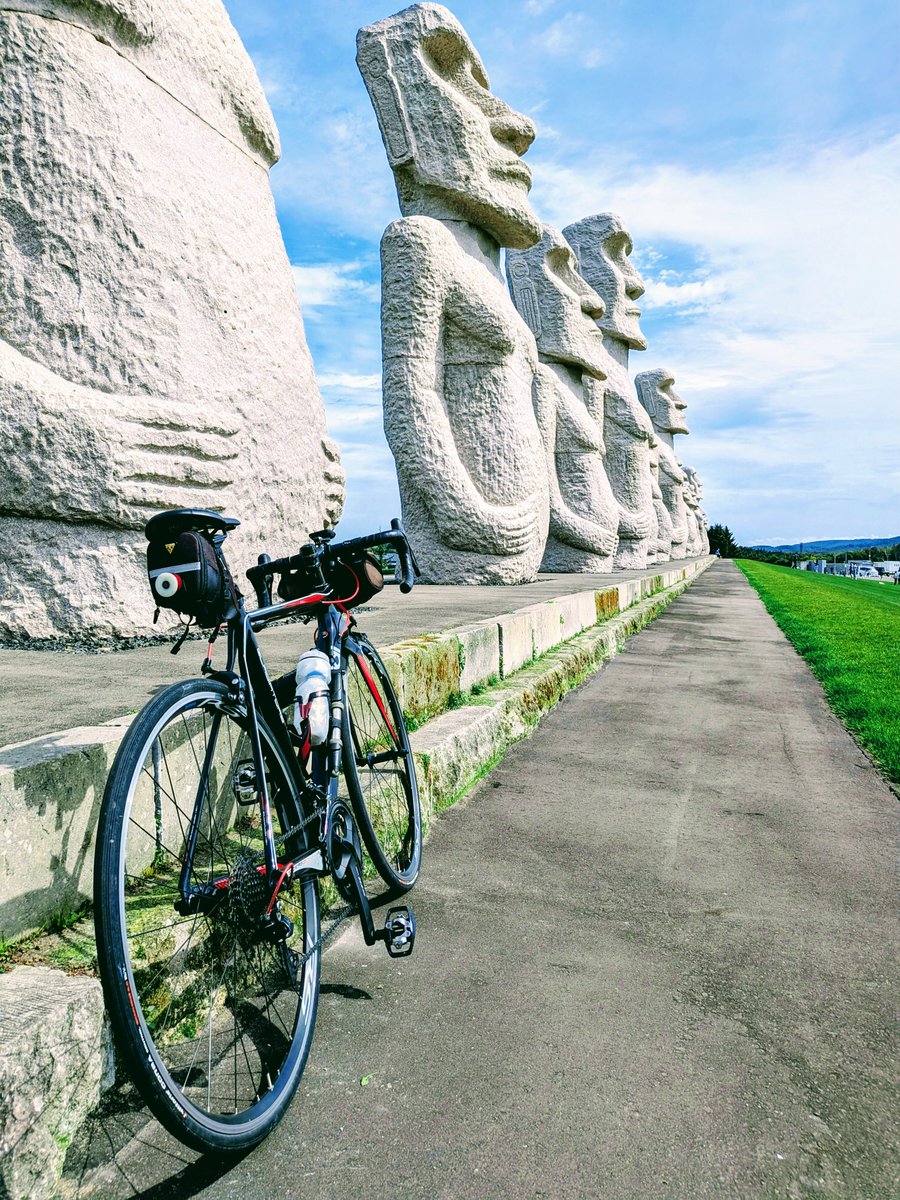 mook_jpn's tweet photo. 「 #モアイ像 🗿🗿🗿」&amp;「 #ストーンヘンジ 🪦」🚴💨
ご存知 #真駒内滝野霊園 の名所だが観光施設🎪も充実して観光客だらけでごった返してまっす😱😵
賑やかな霊園って時代も変わったなぁ https://t.co/X6ALx3JPlm