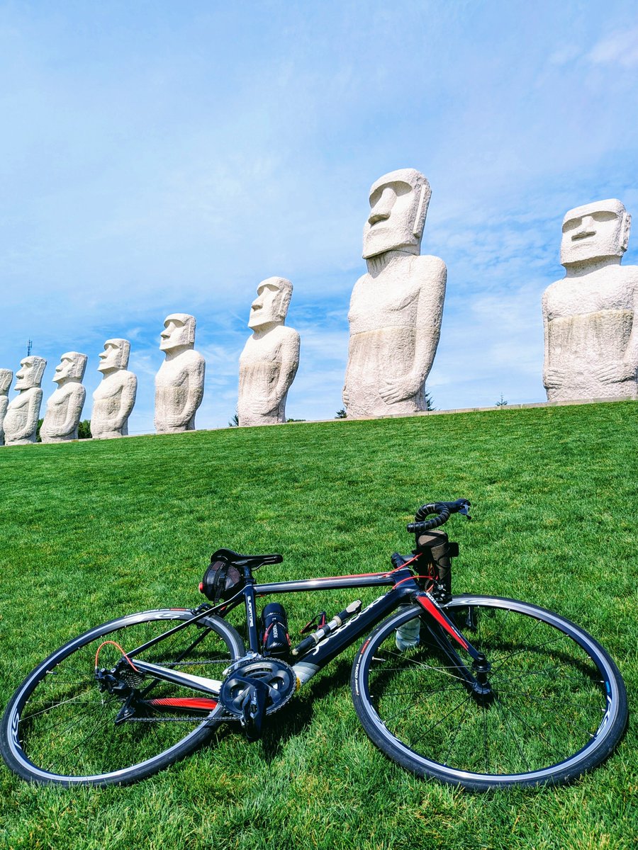 mook_jpn's tweet photo. 「 #モアイ像 🗿🗿🗿」&amp;「 #ストーンヘンジ 🪦」🚴💨
ご存知 #真駒内滝野霊園 の名所だが観光施設🎪も充実して観光客だらけでごった返してまっす😱😵
賑やかな霊園って時代も変わったなぁ https://t.co/X6ALx3JPlm