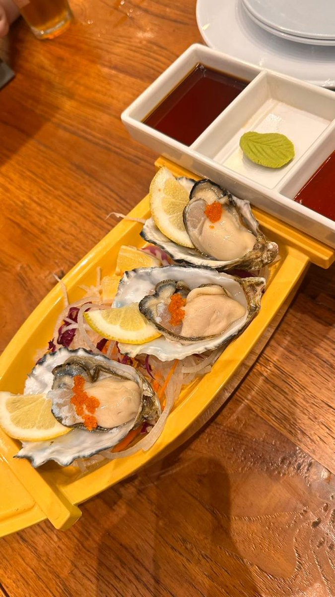 pepcnaa's tweet photo. kalian doyan nggak makan tiram mentah kayak gini? 
cuma dikasih perasan lemon terus langsung dimakan https://t.co/4kHzSGMWE8