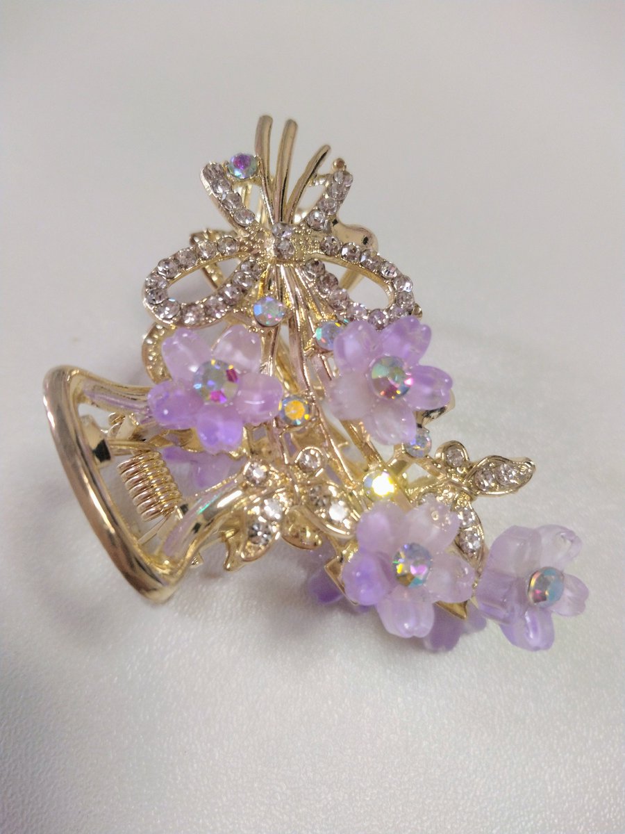 EveMinamoto's tweet photo. THREEPPY購入品で一番気に入ったもの👍❣️❣️

ヘアクリップ〰️🩷🤍🩷

ミニなんだけど、めっちゃキラキラ���いていてウットリしちゃう🤩✨✨✨

髪に使ってもいいし、これバッグチャーム👜にしちゃおうかな🥰🎶

もう一つ欲しいからまたTHREEPPY行くざます〰️👍🩷🩷🩷

#THREEPPY　#ヘアクリップ https://t.co/a3sqlweXXI