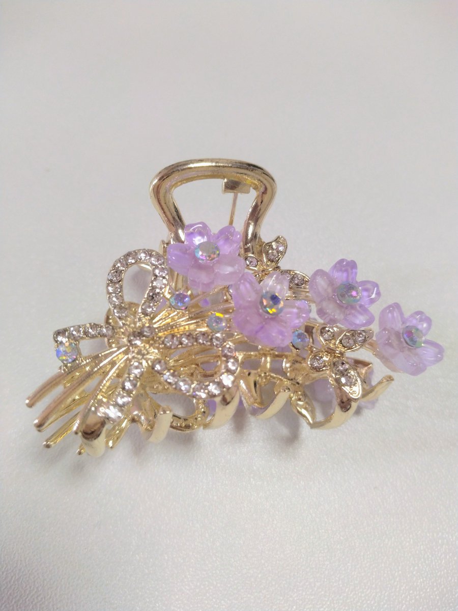 EveMinamoto's tweet photo. THREEPPY購入品で一番気に入ったもの👍❣️❣️

ヘアクリップ〰️🩷🤍🩷

ミニなんだけど、めっちゃキラキラ���いていてウットリしちゃう🤩✨✨✨

髪に使ってもいいし、これバッグチャーム👜にしちゃおうかな🥰🎶

もう一つ欲しいからまたTHREEPPY行くざます〰️👍🩷🩷🩷

#THREEPPY　#ヘアクリップ https://t.co/a3sqlweXXI