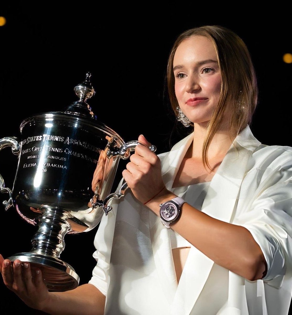 TheTennisLetter's tweet photo. Elena Rybakina’s U.S. Open Champion’s photoshoot. 

That 3-time Grand Slam Champ glow. 

🏆🤍 https://t.co/O3BFiwWCLW