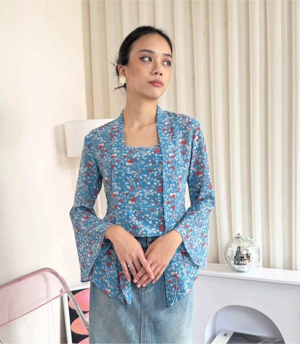 louveppy's tweet photo. SAVE DULU GA SIH😍💝🤏🏻 Kebaya kutubaru yang bisa dipaduin sama jeans tuh cakep banget, jadi lebih kasual tapi tetap keliatan ayu 🥹✨ https://t.co/6EpWoeX1XQ