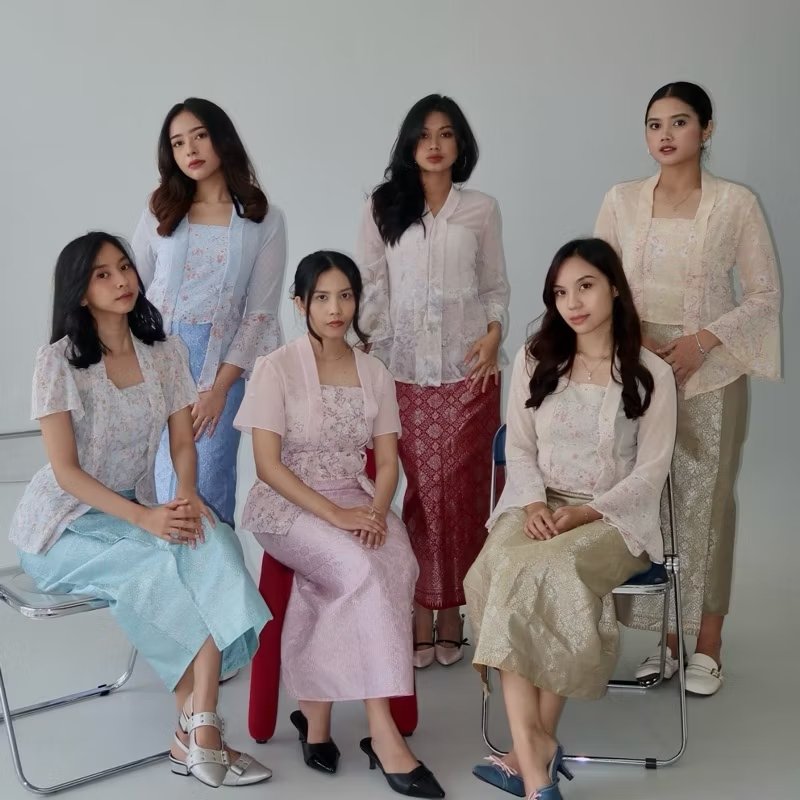 louveppy's tweet photo. SAVE DULU GA SIH😍💝🤏🏻 Kebaya kutubaru yang bisa dipaduin sama jeans tuh cakep banget, jadi lebih kasual tapi tetap keliatan ayu 🥹✨ https://t.co/6EpWoeX1XQ
