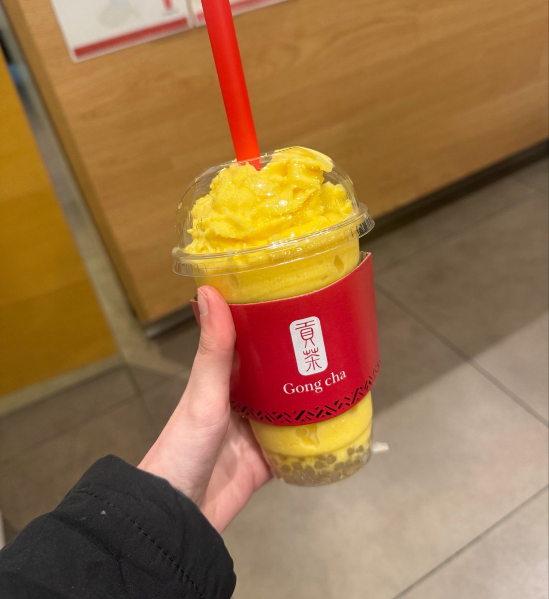 lisabllue's tweet photo. guys
do you prefer taro gongcha or mango smoothie ? 
me : both https://t.co/p0qWHT3qXo