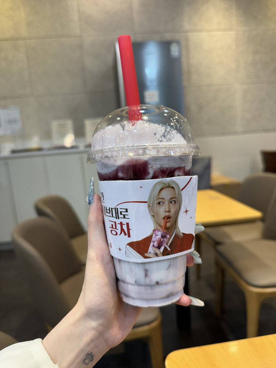 lisabllue's tweet photo. guys
do you prefer taro gongcha or mango smoothie ? 
me : both https://t.co/p0qWHT3qXo