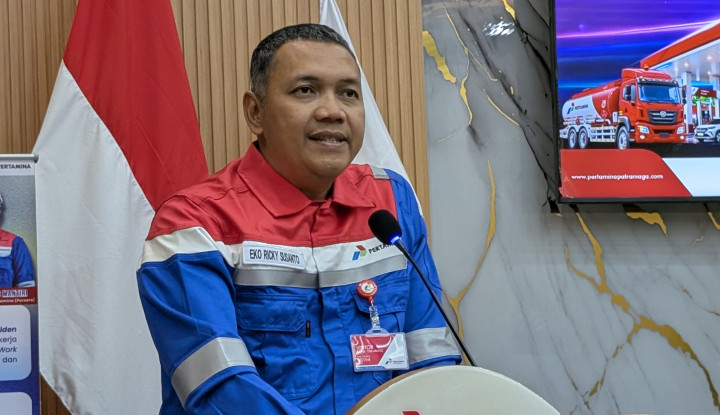 LambeSahamjja's tweet photo. klarifikasi pertamina soal bbm di makasar:
- katanya rakyat panic buying
- katanya stok bbm banyak https://t.co/odQlCAltdM