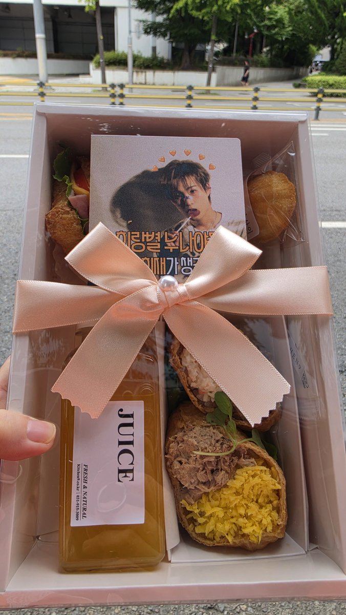 heejeasarang's tweet photo. 아이돌 팬들도 희재 안무팀에 한번
희재 춤선에 두번
희재 라이브 실력에 세번 ㅋㅋ
놀라는거 직관함 
안무도 재밌고 잘한다는 말 들으니  내가 막 어께 뽕 들어가쥬~~
우리 가수한테 도시락도 받아보고 너무 좋잖아
내 친구들이 희재가 밥먹여주냐? 소리 들었는데 먹여준다고 자랑해야겠다
#김희재 https://t.co/wHcqXgSlMd