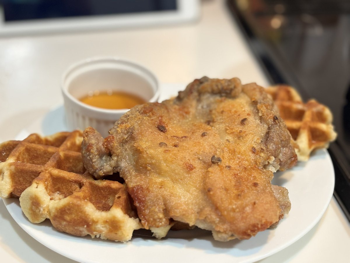 __nike____'s tweet photo. ワッフルの食べ方😌
#chickenandwaffle
#KFC https://t.co/pjZ9Hq85bc