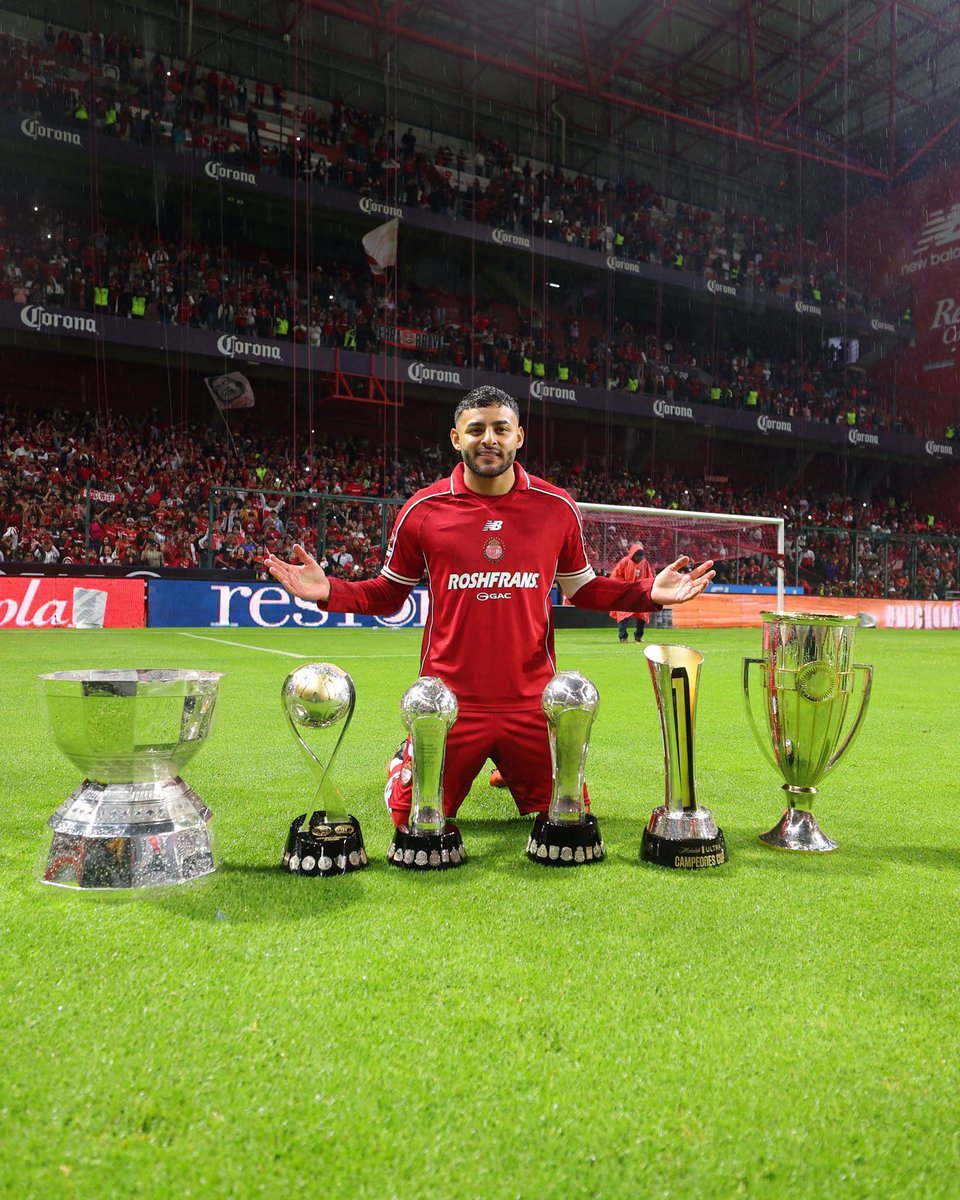 Lu12_2005's tweet photo. Con razón le dicen borracho, está lleno de copas el cabron😮‍💨🏆 https://t.co/BoViOrklOd