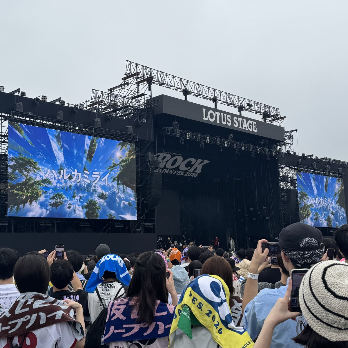 Tep_phn's tweet photo. 学生時代･看護師時代に辛かった時期
支えてもらったバンドを見に来ました。
最高。 https://t.co/aKR45QfUNW