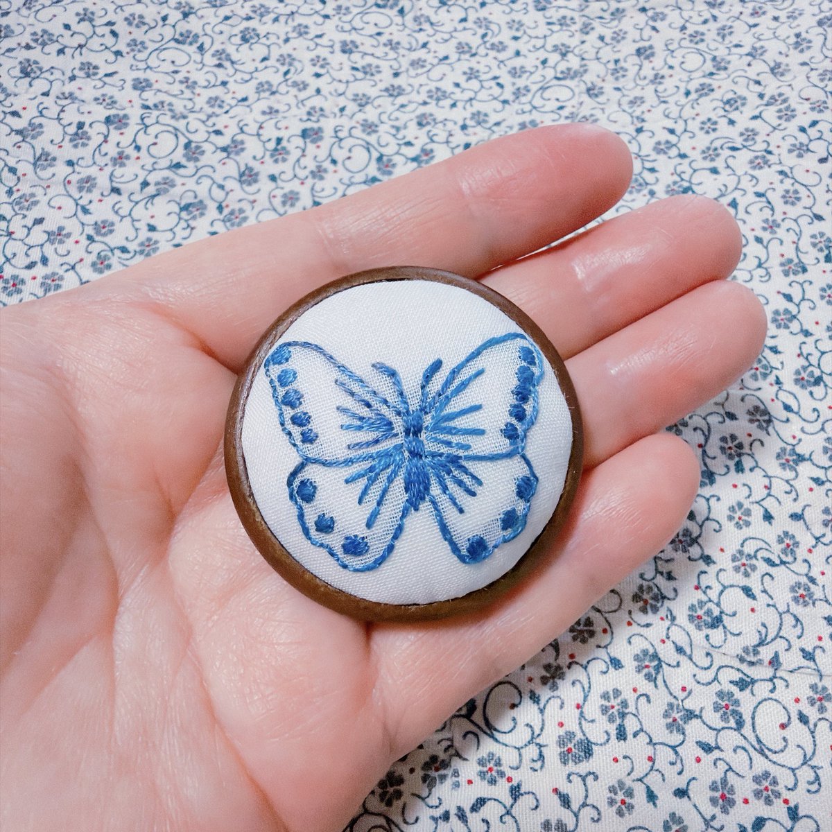 mametencho's tweet photo. カード型刺繍具「マドニエ」なら布張りなしで気軽にチクチク♪ 蝶の刺繍を楽しんで木製台に仕立てる素敵なブローチをつくりましょう！

9/20(日)〜21(月)
ハンズ新宿店
6F 「HANDS DO」コーナー

ハンズ新宿店のホームページからお申込みいただけます♪

https://t.co/aEW3cY6Tpz

#ハンドメイド
#刺繍 https://t.co/uV7gehGeiC