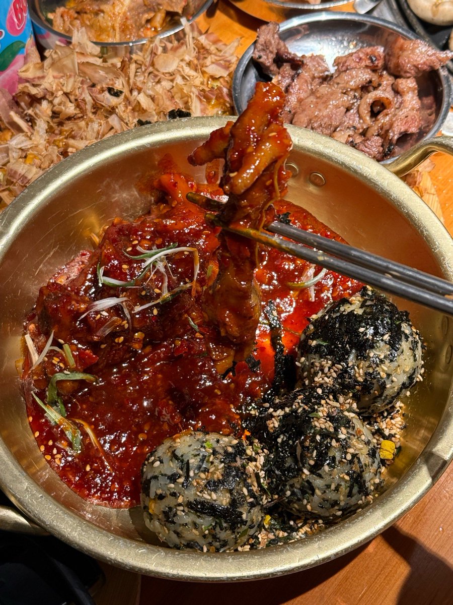 velvp784503's tweet photo. Craving warm, savory Korean bulgogi rice bowls tonight Tender marinated beef, crisp veggies, and gochujang kick = pure comfort! https://t.co/XdYkkKlj96