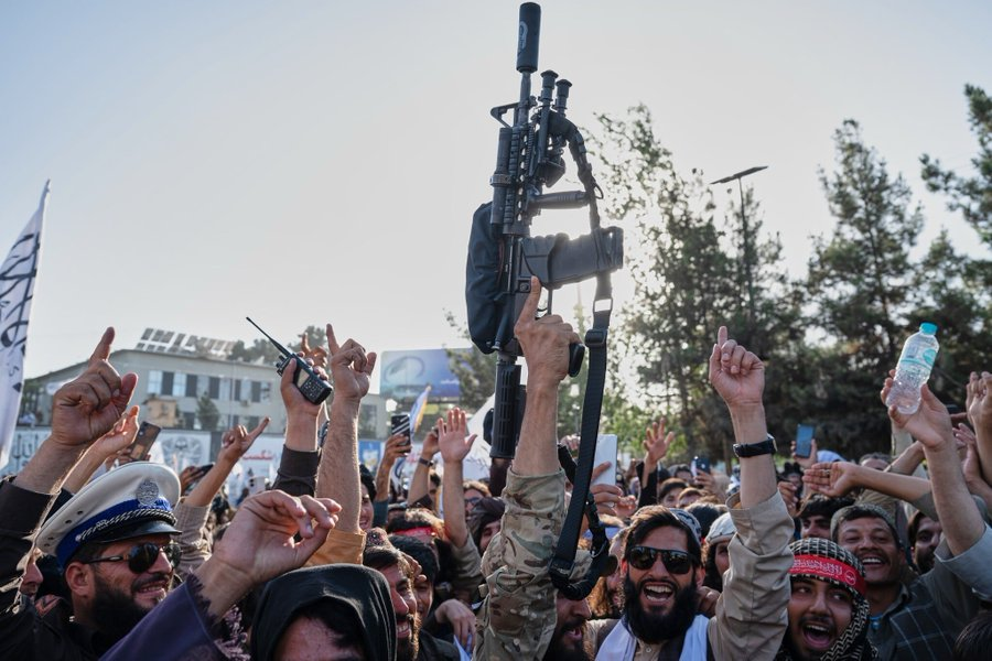 JoopSoesan's tweet photo. 25 jaar na 9/11 heeft Al-Qaeda aangekondigd zich te hergroeperen in het door de Taliban bestuurde Afghanistan.
Geholpen door een 'tolerante omgeving' hebben terreurgroepen en aanverwante organisaties sinds de terugkeer van de Taliban aan de macht minstens acht bases opgezet, meldt de Washington Post. https://t.co/Z26cvXECzq