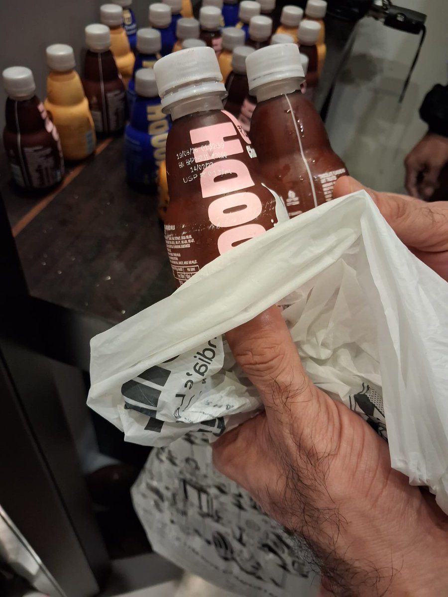 kiranmankodi's tweet photo. @Parle_Agro @letsblinkit @blinkitcares 

Ordered 29 Amul Smoodh from Blinkit. 2 bottles were open. Wanted to cancel the whole order however cancellation procedure has been made so cumbersome that I couldn't cancel the whole order. Now I need to think before ordering. https://t.co/zZC7EPINdE