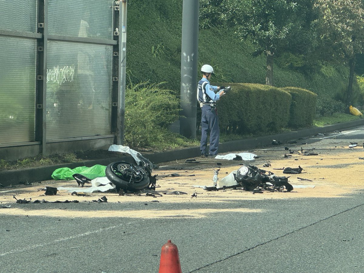 takechanganbare's tweet photo. 環2今井の事故、バイクが千切れてる、、、
#環状2号#事故 https://t.co/9EXkN76Xqc