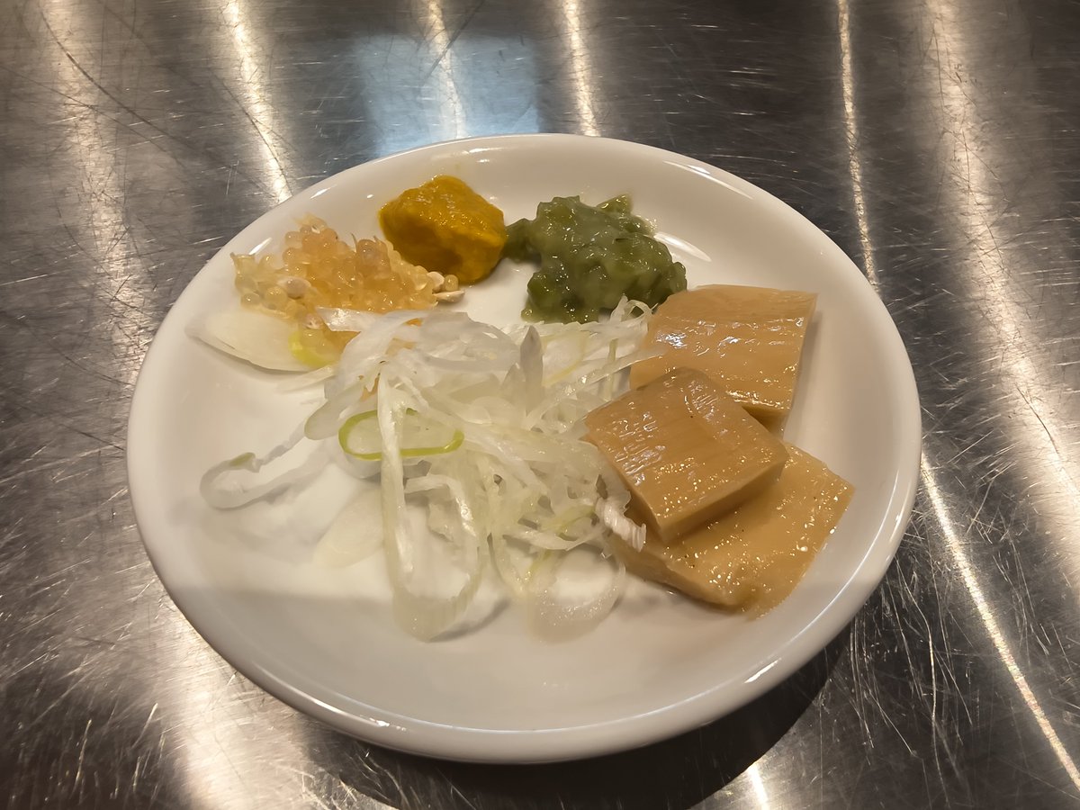 gurumeraidaa's tweet photo. ラーメンカラテキッドに行ってきました。本鮪出汁昆布水つけ麺です。今回の演出も凄かったです。その見た目からは全く感じませんでしたが、つけ汁の中には確実にマグロが泳いでいました。まさにファンタスティックです。感動しました！ありがとうございます！
#ラーメンカラテキッド #昆布水つけ麺 https://t.co/MC5OS3pFke