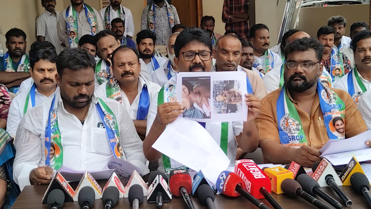 YSRCParty's tweet photo. ఈ రోజు సింగరాయకొండలో డా. ఆదిమూలపు సురేష్ గారి క్యాంపు కార్యాలయం లో మాజీ మంత్రివర్యులు, వైయస్ఆర్ సీపీ రాష్ట్ర పీఏసీ సభ్యులు, కొండేపి నియోజకవర్గ ఇంఛార్జ్ డాక్టర్. శ్రీ ఆదిమూలపు సురేష్ గారి ఆధ్వర్యంలో ప్రెస్ మీట్ జరిగినది.

ఈ ప్రెస్ మీట్ కార్యక్రమంలో టంగుటూరు, సింగరాయకొండ, జరుగుమల్లి మండలాల అధ్యక్షులు, రాష్ట్ర నాయకులు, జిల్లా నాయకులు, మండల నాయకులు, టౌన్ అధ్యక్షులు, ముస్లిం మైనార్టీ నాయకులు, వివిధ హోదాల్లో ఉన్న అధ్యక్షులు పార్టీ ముఖ్య నాయకులు, ఎంపీపీలు, మహిళలు, తదితరులు పాల్గొన్నారు.