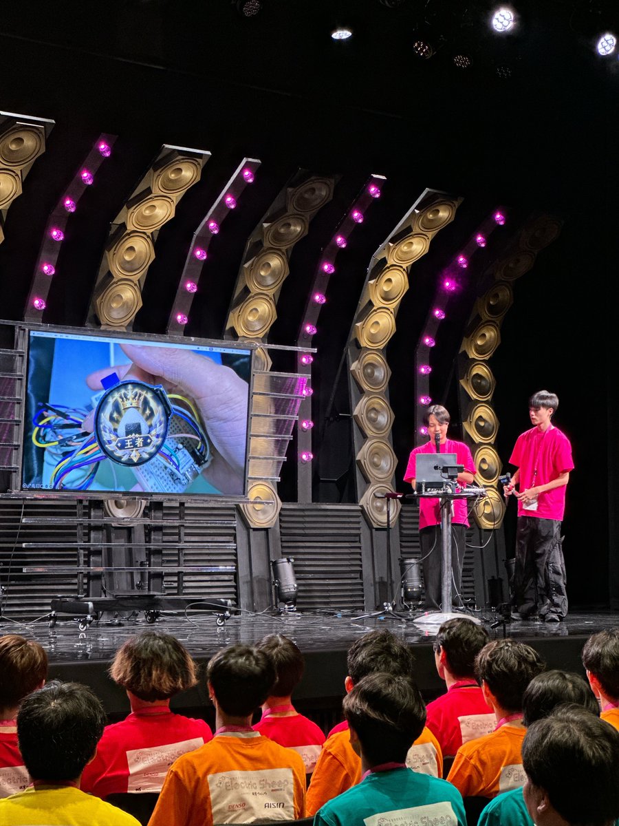 kotomin_m's tweet photo. 【🎤実況中継！】
チーム「printf("Hello,world!");」‼️

履歴書に書けないものに、価値を。
プラットフォーム「VIVORA」は道に迷った回数王など、称号を現実世界に取り入れるバッジを作りました！
彼らの世界観が面白いプロダクト、発表お疲れ様！👏

#メ〜テレハッカソン https://t.co/xFTaPzNdqH