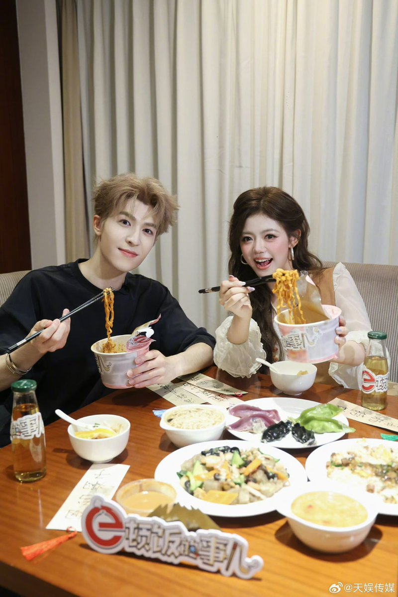 Patrick_pppatJP's tweet photo. e顿饭的事儿
Patrickと肖然心の撮影現場オフショットを公開！
さらに笑える内容がパワーアップ。派派が昔の得意技を再び披露し、手描きのオリジナル隠しメニューも登場。「中餐厅」との夢のコラボに、さらに発想力全開のチャレンジまで？

#แพทริค #PatrickFinkler #Patrick尹浩宇 https://t.co/grxNSAjPD9