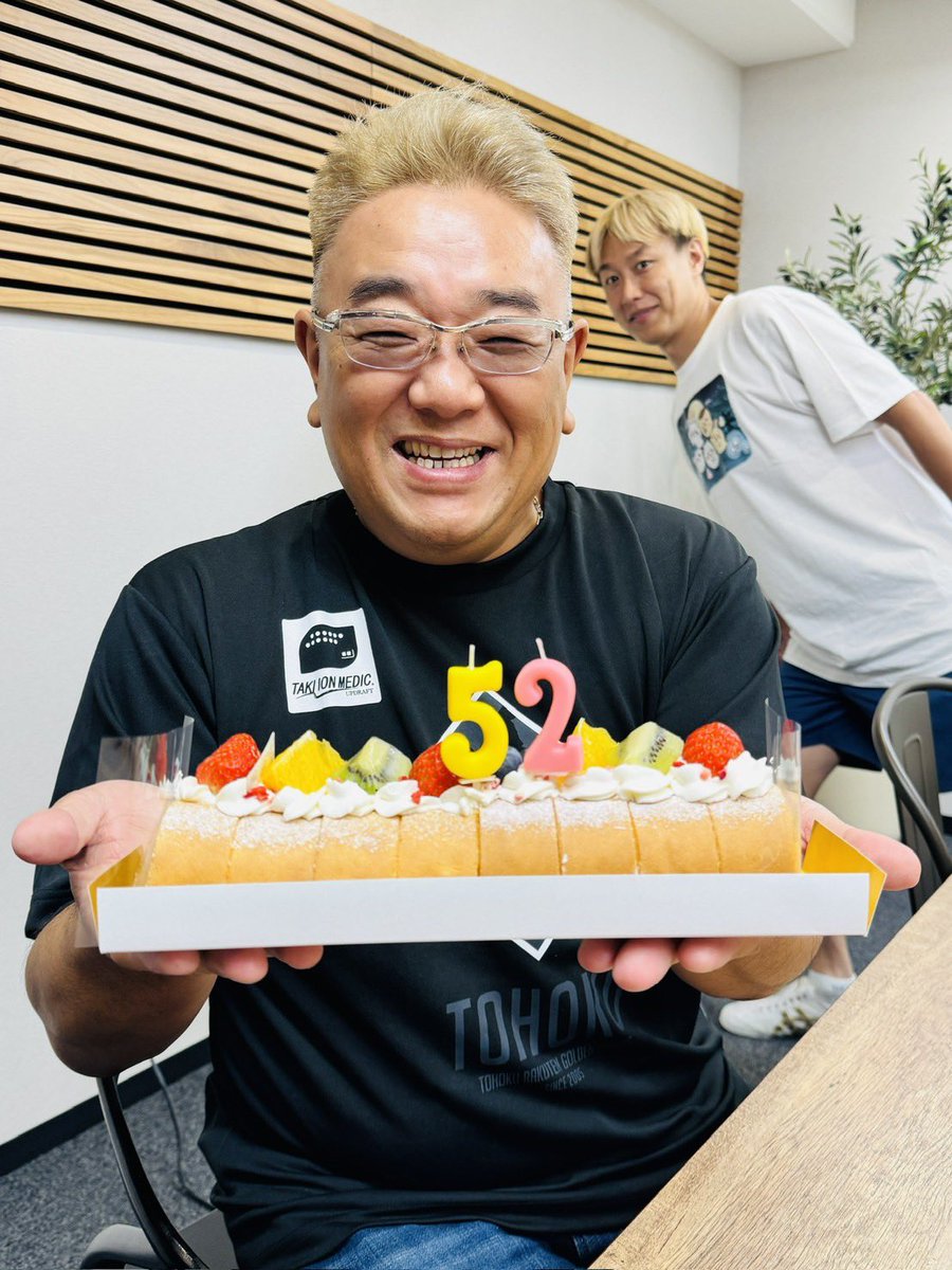 naruo7013's tweet photo. 先日伊達さんと会いましたがめっちゃ元気だった！お見舞いのマスカット食べすぎてマネージャーに怒られてました！
元気だし誕生日祝えたし本当に良かった！ https://t.co/aFulFCcTEf