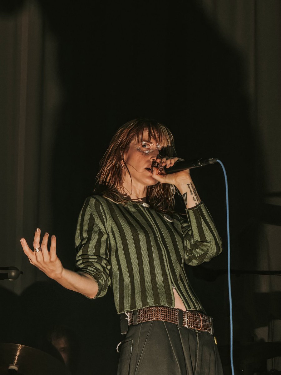 nvrfeltsoglum's tweet photo. hayley looked so cool last night i love these photos🖤 

📸ig: bobbytaft https://t.co/Yl2si4WMzi