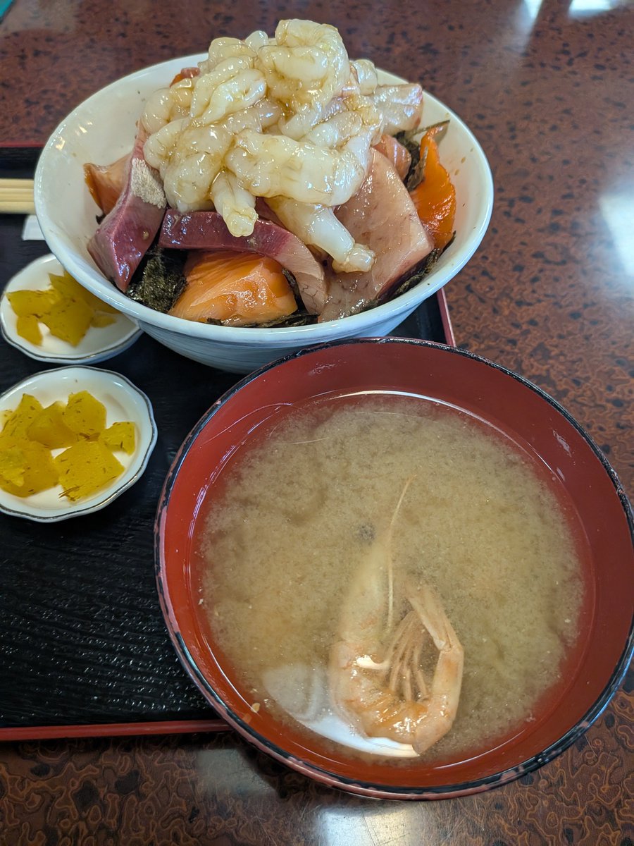 YN_Bass's tweet photo. すんげえ美味い海鮮丼 https://t.co/voEJsJ5E5i