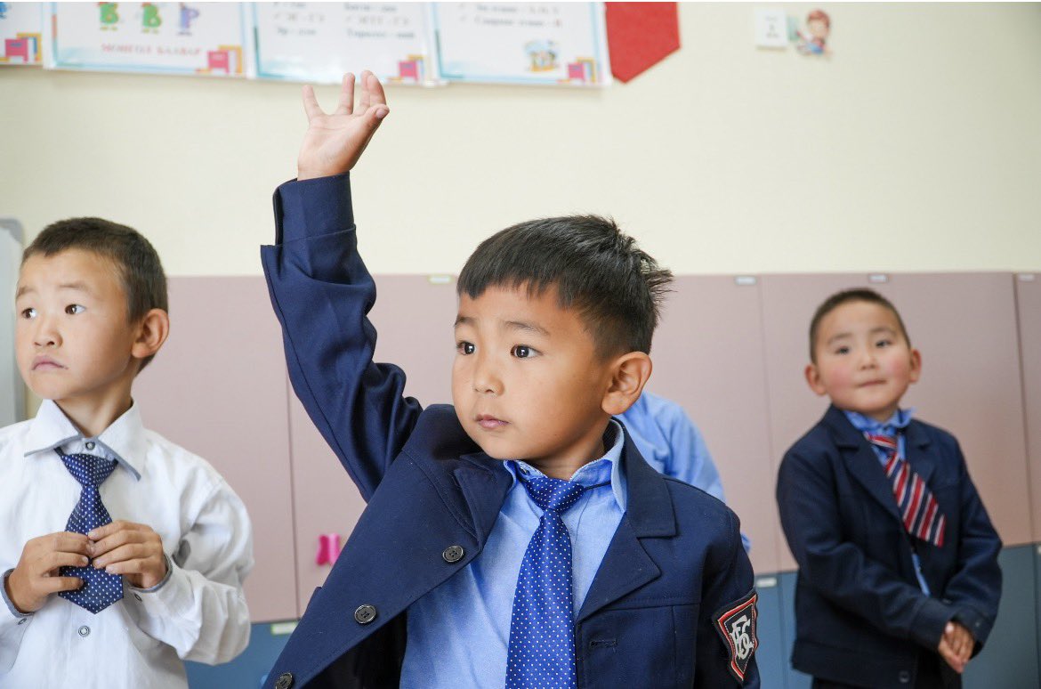 masaaki_taniai's tweet photo. 【モンゴル訪問報告　子どもの未来を守る】

副会長を務めるUNICEF議員連盟として、モンゴルを視察しました。

【主な訪問先・プロジェクト】
・UNICEFモンゴル事務所
・ナライハ区 水と衛生プロジェクト（自動前払い式の衛生的な給水所）
・暴力・ネグレクト等から子どもを守る一時保護施設
・バヤンズルフ区 第6幼稚園（ゲルを活用した教室拡充）
・CHIPプロジェクト（ゲル住宅の電化・環境改善）
・最小行政単位「バグ」の小学校（One Bagh, One School）
・国立輸血センター（交通渋滞を避けるドローン血液輸送）

人口の約半数、170万人が首都ウランバートルに集中するモンゴル。都市と農村の格差、とりわけ教育、医療、水と衛生の改善に向けた取り組みを視察しました。

国会議員として、日本政府の資金が現地でどう生かされ、成果につながっているかを直接確認できました。

モンゴルで武力紛争やテロが起きていないことも、こうした取り組みを着実に進める大きな基盤だと感じました。一方、ロシア・ウクライナ情勢など、国際情勢の影響も実感しました。

平和と安定があってこそ、人々の暮らしを着実に良くしていくことができます。

#谷合正明 #モンゴル #ユニセフ議連