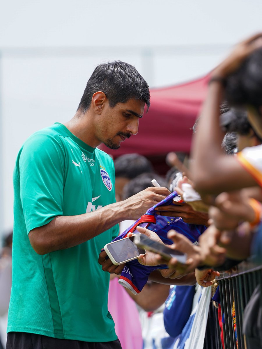 bengalurufc's tweet photo. Moments like these make us who we are. π
#WeAreBFC #UpCloseWithTheBlues #BFCOpenTraining https://t.co/ly8sLfNxUh