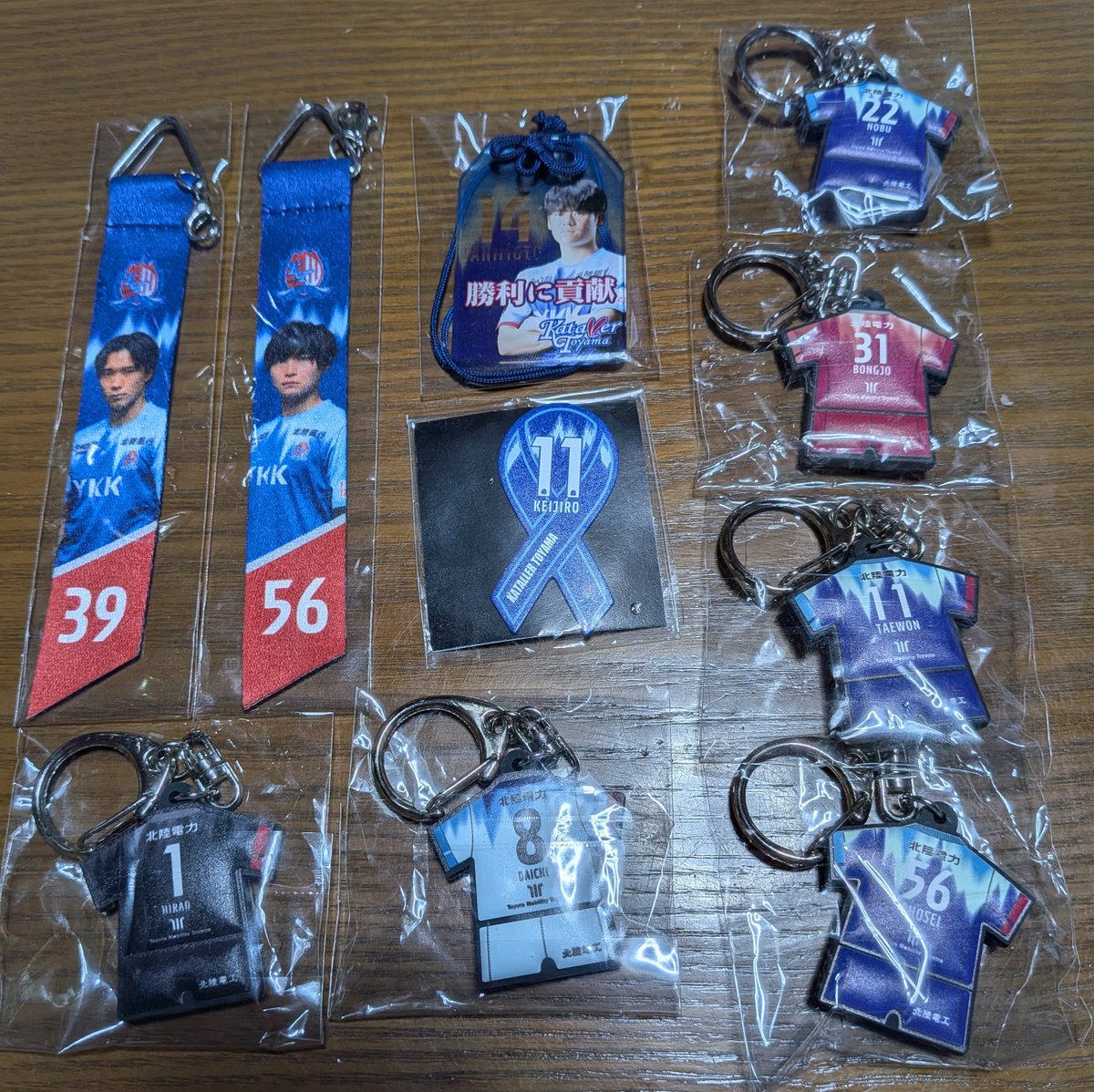 romaroma2006's tweet photo. 前にも出しましたが、スパム等で遅れて発見したためもう一度最初から。

カターレ富山　グッズ交換

譲　写真の物
求　7 55 買取
※巾着28は7と交換のみ
※ユニ型キーホルダー11 56は7と交換のみ(26/27シーズンの方) https://t.co/UperTQNATM
