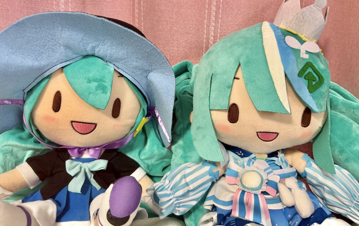 Qrmatrix's tweet photo. てかローミクふわ届いたのに
何故このツーショットを撮影してないのか！
と今更気付いたので撮影。良いねー♠️🫙 https://t.co/j6tjIWu3YT