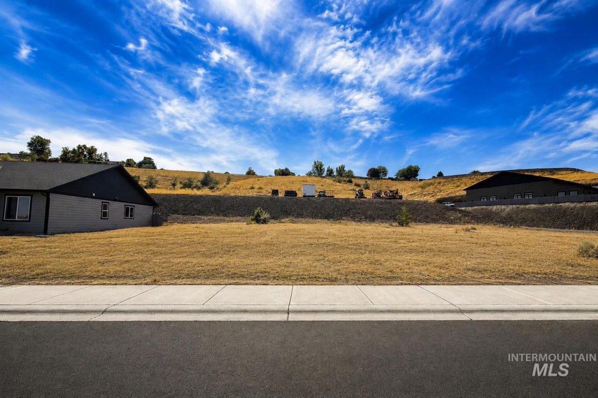TeneshaPonzi's tweet photo. Just Listed! Do not miss this new listing at 1669 Bennett Hill Drive, Clarkston. https://t.co/7EokdA6cRb