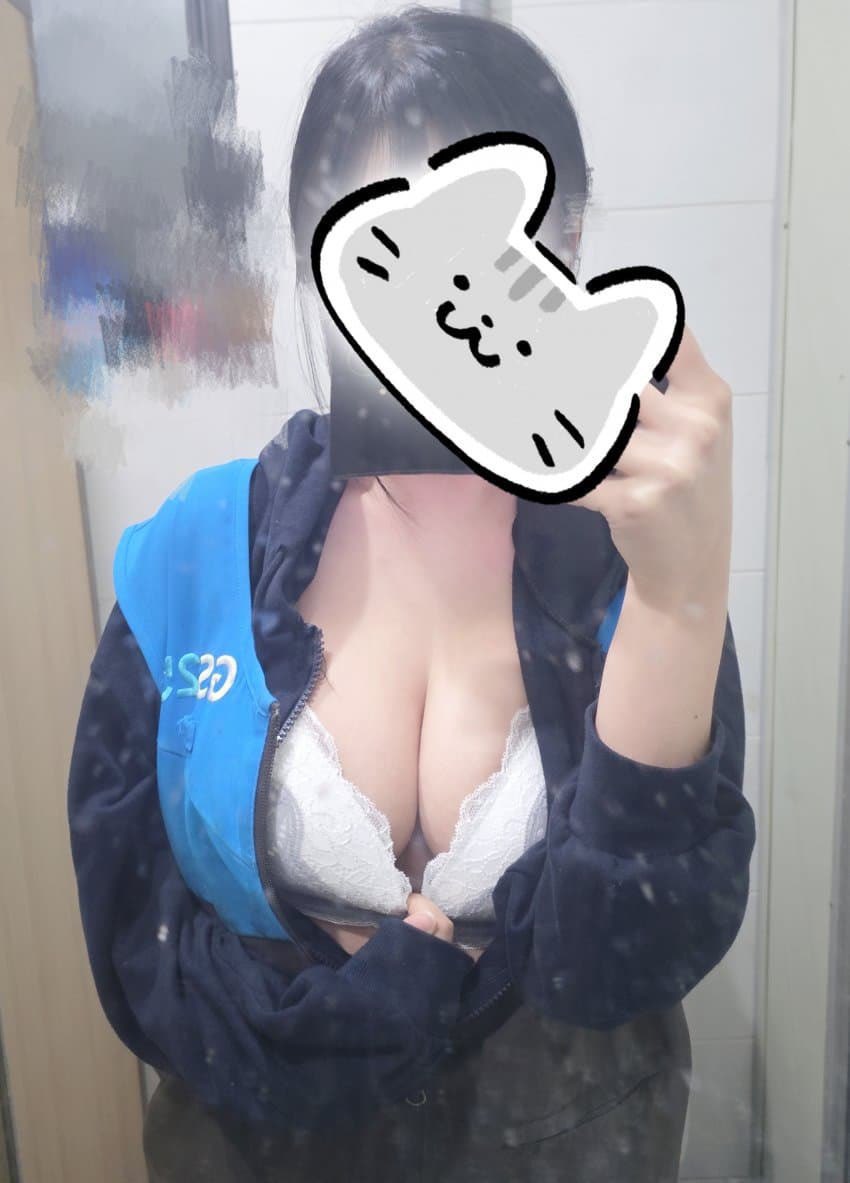 Kaylazqh's tweet photo. 才高中就这样大了每天被同学乱摸 心里蛮刺激的 #bbw #母猪 #女一 https://t.co/6Oobu32koe