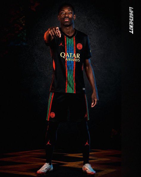 ParisVisionX's tweet photo. 🚨 DÉSIRÉ DOUÉ 🇫🇷 ET OUSMANE DEMBÉLÉ 🇫🇷 AVEC LE NOUVEAU MAILLOT THIRD DU PSG ! ❤️💙👕

📸 @Footy_Headlines https://t.co/vzs48TBz7p