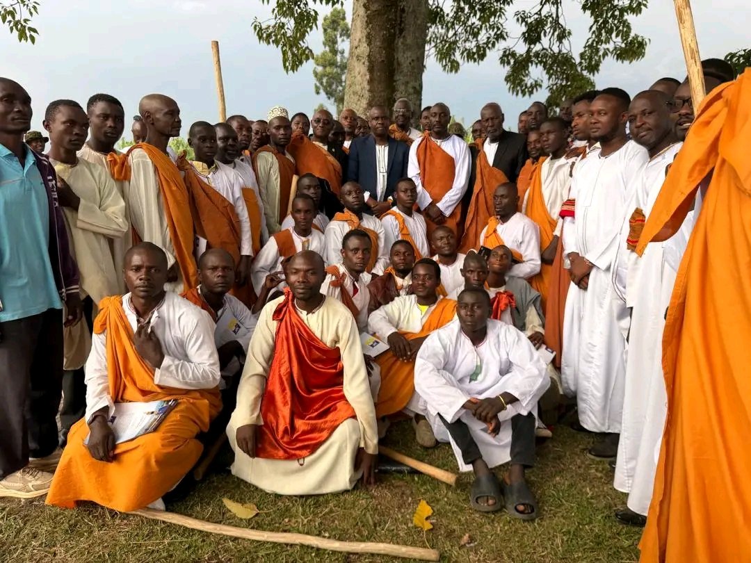 PromoterDonPash's tweet photo. King Edward Rukidi Nyabongo I performs his first traditional rituals at the royal burial ground. The newly enthroned Omukama of Tooro, His Majesty King Edward Rukidi Nyabongo I, has conducted his first traditional rituals at the royal burial ground. https://t.co/7aWUasZvKb