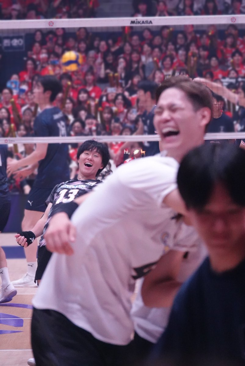 hi_SVTSKZTXTEN_'s tweet photo. 小川くん西田くんペアのボールが宮浦くんに当たって爆笑＆バックハグでごめんねする西田くん😆宮浦くんも笑ってた😂

アジア男子バレーボール選手権大会 アジア選手権
26/09/12 北九州総合体育館 
#宮浦健人 選手   #西田有志 選手  #小川智大 選手
#バレーボール男子日本代表 https://t.co/dtTu0G7hH0