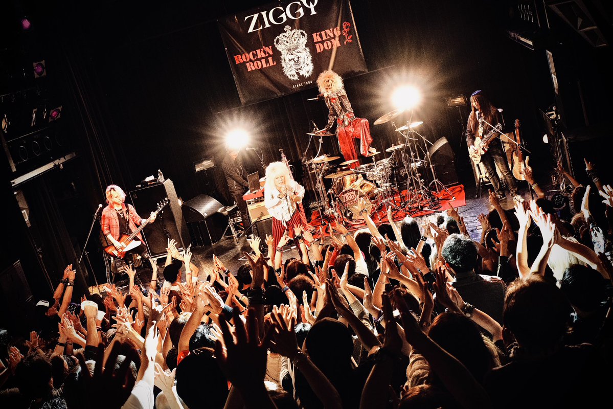 CHARGEEEEEE's tweet photo. 先日は🐈

ZIGGY REBORN TOUR2026

ツアー初日‼️渋谷WWWありがとうございました🐈🙌🏻🐈🙌🏻🎉🎉🔥🔥🔥🔥

みんな本当に最高に素晴らしい笑顔をしていました🙌🏻🙌🏻🙌🏻✨

そしてみんなで大合唱してみんなで叫んで

みんなで力を合わせて素晴らしい景色を作る事ができましたね😍😍🔥🔥🔥✨✨

今回のセットリスト、みんなが全力で心からZIGGYの音楽でハッピーに幸せな気持ちになってもらいたいという思いを込めて考えてみました🐈✨🐈✨🐈✨

みんなが喜んでもらえたのであればチャー坊はとっても幸せです🐈🐈🙌🏻✨

そして何より、森重さん本当にお帰りなさい‼️‼️‼️‼️‼️‼️‼️‼️‼️‼️‼️‼️‼️

またZIGGYが全国をロックンロールで大暴れしますよ〜〜🔥🔥🔥🔥🔥🔥🔥

次は名古屋でお会いしましょうね🐈🔥🔥🔥

ZIGGYサイコー😍😍😍‼️‼️‼️‼️

#ZIGGY
#森重樹一
#カトウタロウ
#佐藤達哉
#toshi
#chargeeeeee
#pearldrums
#sabiancymbals