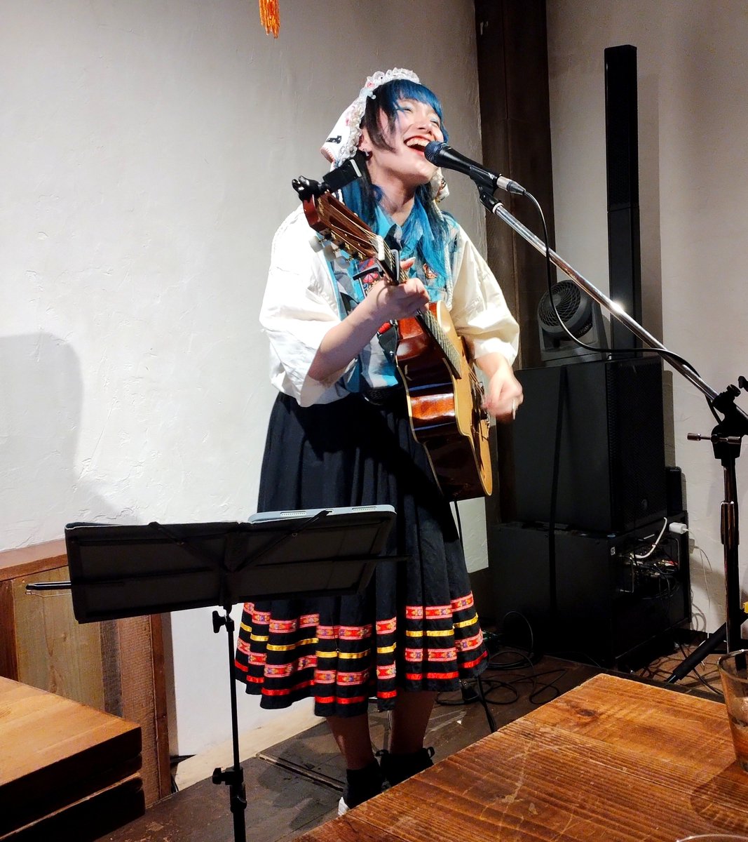 neymlon's tweet photo. 2026/9/12大塚遭逢-SOHO-でウエダアオイさん東京ワンマン🎸

2026春夏秋冬東京ワンマンの秋編🥂
満席立ち見ソールドとなった今回は半端ない会場の密度と熱量🔥
新旧いろんな顔が見える中、前回以降の困難も乗り越え感無量気味なアオイさんの姿は、いつも以上にカッコ良く輝いてました🥹

#ウエダアオイ https://t.co/2l2eaUTyOd