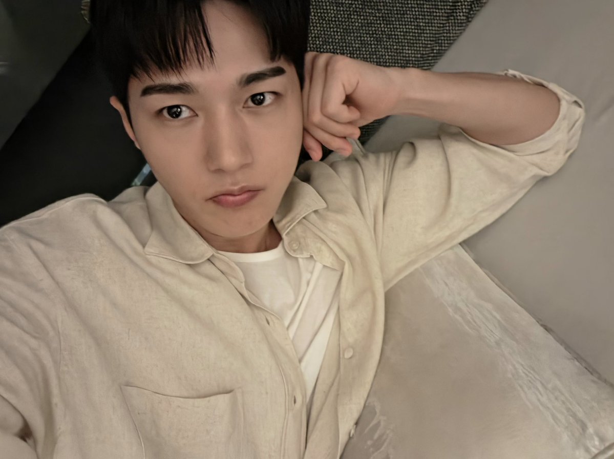 idie1009's tweet photo. 260913 Kim Myungsoo Weverse DM (11:49am kst)

🐈‍⬛: Hi. 
I got to sleep for a long time for the first time in a while.
Yesterday, after a really long time, I just stay home, doing nothing except resting while tidying up.
I think I should do that sometimes, it feels good.
The day before yesterday, I had packed all my schedules together
So yesterday I thought, ‘Let’s really get some rest,’ and that’s why I rested. 
The day before yesterday, I finished a little late, around 2 or 3am, I think.
So yesterday, I only worked out and rested a bit.
I kind of want to sleep more, but I have to get up early tomorrow, so I can’t.
I was lying in bed for a while, but I have to leave at 3pm, so I’m going to head out soon.
Ah, I do need to workout, it’s such a hassle.
Anyway, now I have filming in Seoul 
So until Chuseok…
Maybe I’ll take 2 days off for Chuseok
Anyway, until then, I’m going to get back to work hard again.
The bed is nice.
Just lying on the bed isn’t so bad.
This is what weekends were supposed to be like.
Uhhhhh…
*shared 2 selfies*
I took this when I was working.
Now that I’m up, I’m going to go eat
Ah…
Still, I’ll try to start my day.
First, I’ll air out the place..
Wow, Seoul is really cool and breezy today.
It’s cloudy, with a high of 25°C.
It’s autumn.
I’m going to light some incense, air out the place, and listen to some music.
Enjoy your lunch, and have a pleasant weekend.
Bye

12:30pm kst
*shared incense photo*
🐈‍⬛: The scent smells good

Icon changed to 😴

 #L #KimMyungsoo #Infinite #엘 #김명수 #인피니트